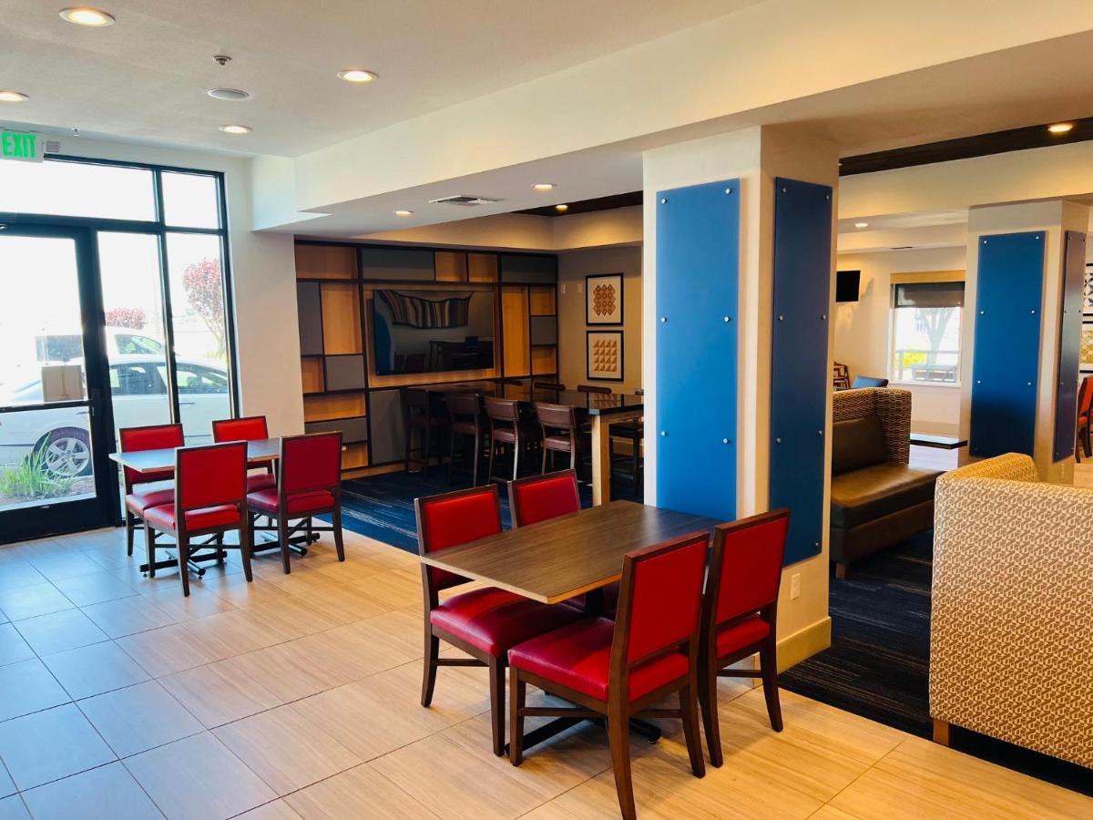 Holiday Inn Express & Suites Salinas By Ihg Екстериор снимка