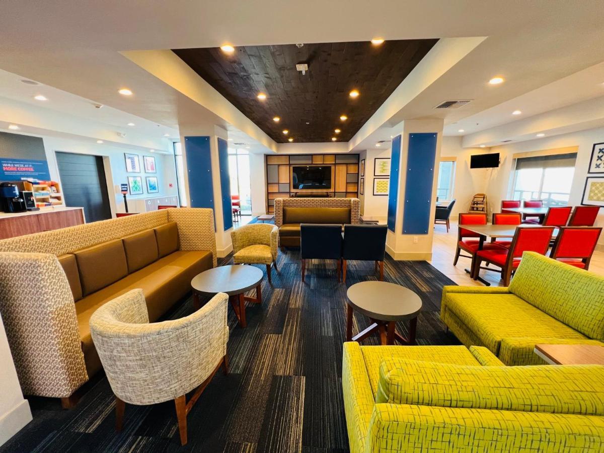 Holiday Inn Express & Suites Salinas By Ihg Екстериор снимка