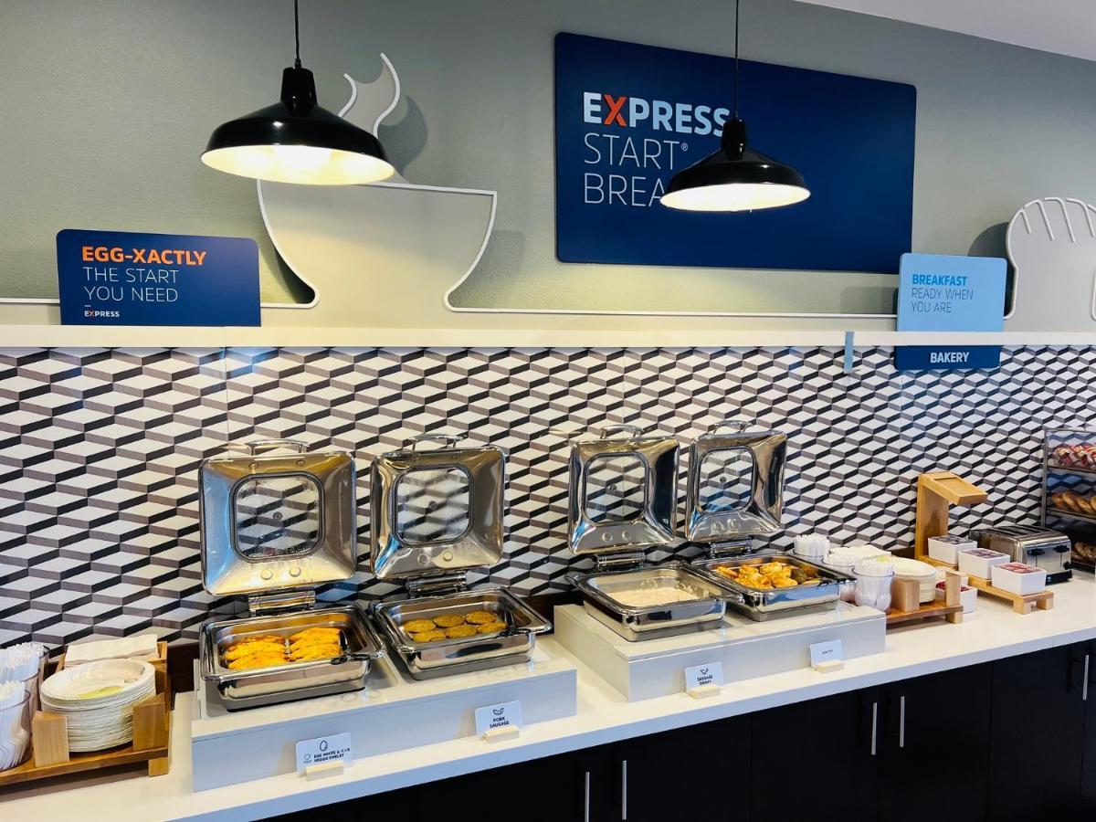 Holiday Inn Express & Suites Salinas By Ihg Екстериор снимка