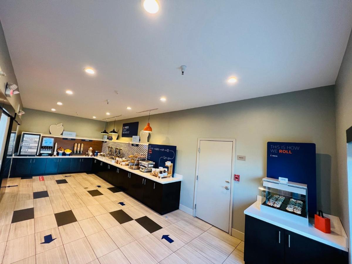 Holiday Inn Express & Suites Salinas By Ihg Екстериор снимка