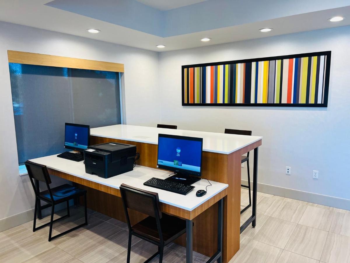 Holiday Inn Express & Suites Salinas By Ihg Екстериор снимка