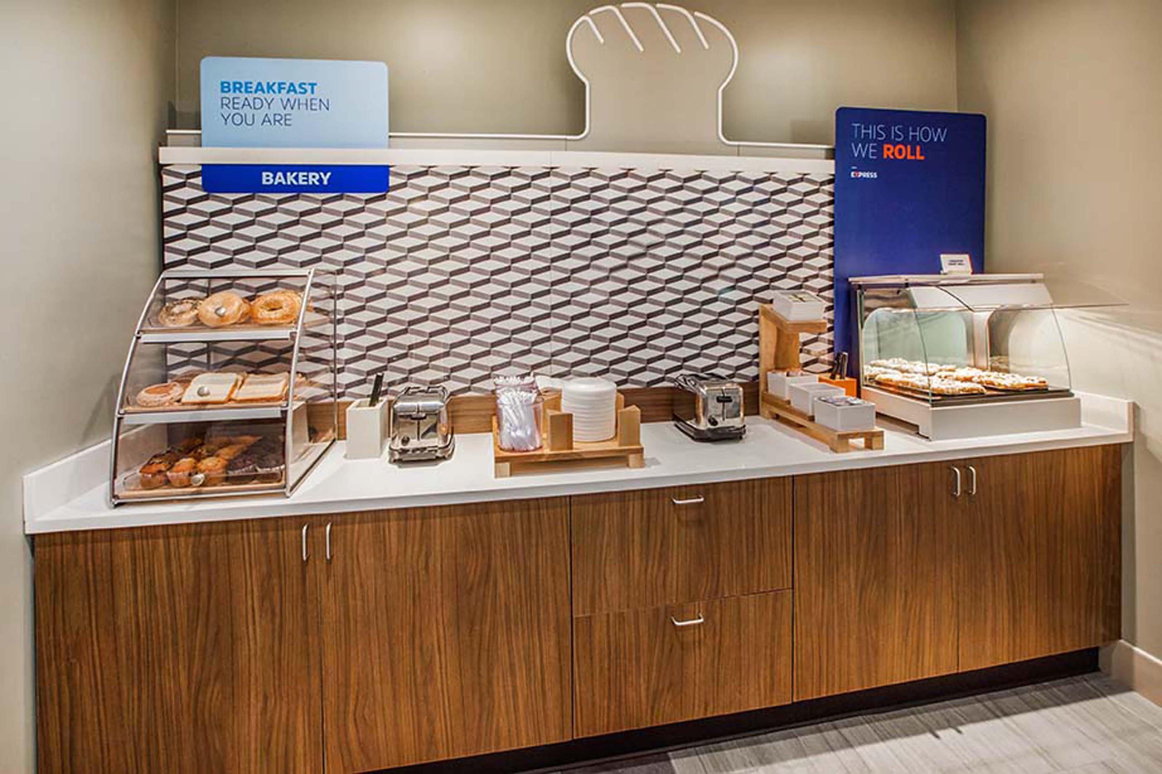 Holiday Inn Express & Suites Salinas By Ihg Екстериор снимка